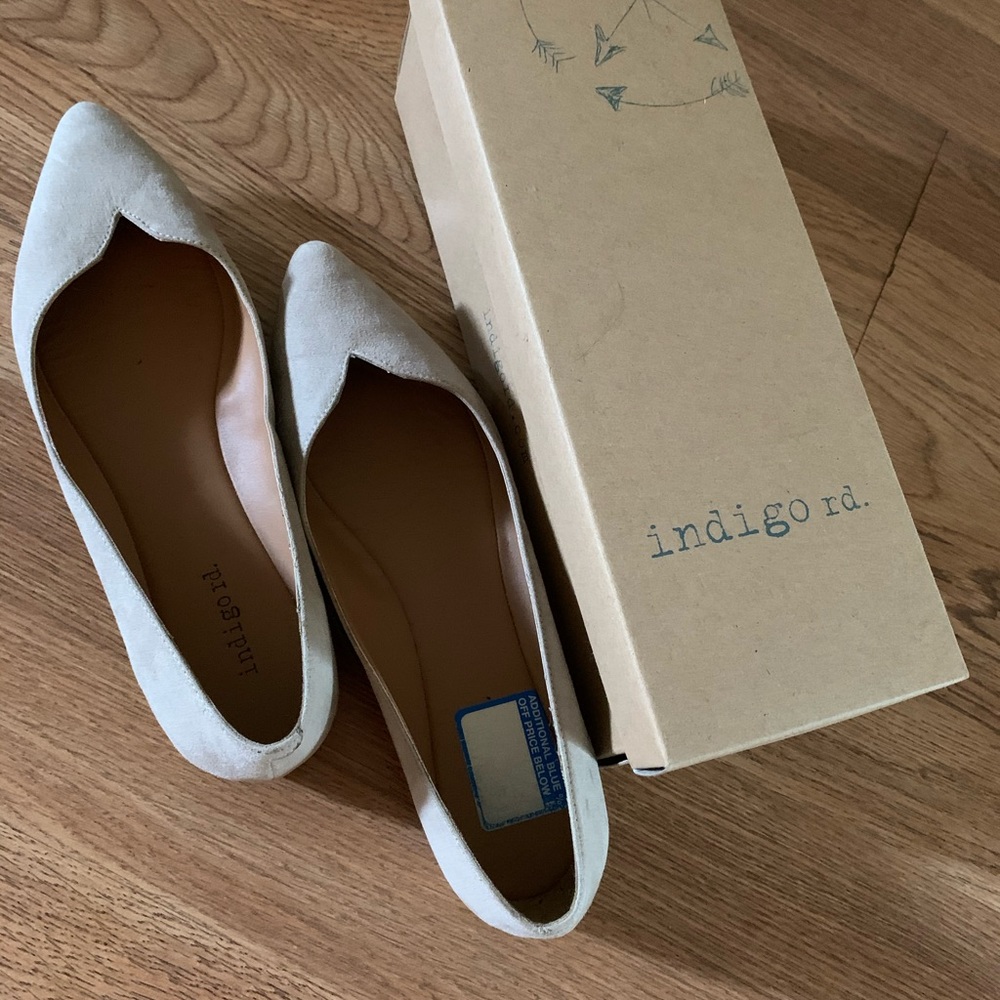 Nude suede pointed flats